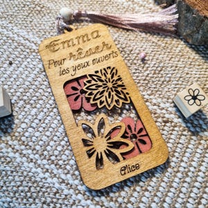 Marcapáginas de madera grabado personalizado: idea de regalo para mamá, papá, lector o aficionado al scrapbooking. Recorte floral de madera. Acabado barnizado.