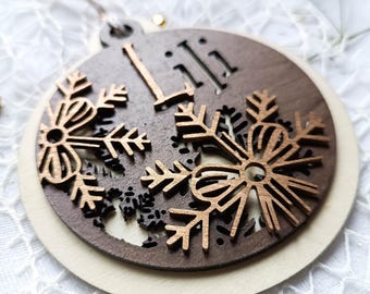 Personalisierter Vornamenschmuck | Gravierte Weihnachtskugel aus Holz | Personalisierter Baumschmuck | Handgefertigtes Weihnachtsgeschenk | Hängeleuchte Baum aus Holz