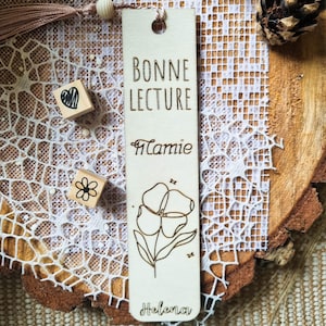 Segnalibro in legno con nome inciso – Idea regalo personalizzata per nonna, mamma, insegnante o appassionato di cartoleria e scrapbooking – Incisione floreale