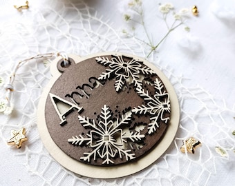 Personalisierter Vornamenschmuck | Gravierte Weihnachtskugel aus Holz | Personalisierter Baumschmuck | Handgefertigtes Weihnachtsgeschenk | Hängeleuchte Baum aus Holz