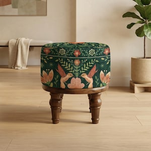 Peut inclure: Petit tabouret rond en bois avec un dessus à motifs floraux vert foncé. Le motif comprend des fleurs et des oiseaux orange. Le tabouret a quatre pieds tournés brun foncé. L'arrière-plan comprend une plante en pot et un banc.
