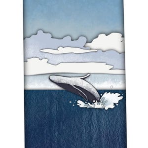 以下が含まれることがあります： 青と白のクジラが水から飛び出し、白い泡のしぶきを上げている。クジラは青い空と白い雲を背景にシルエットになっている。