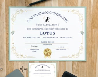 Può includere: Un certificato di addestramento per cani verde e bianco con un sigillo dorato. Il certificato è per Lotus, di proprietà di Maeve Bosko, ed è stato rilasciato da Theo Lucian l'11.11.2024.