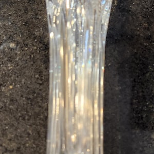 Könnte beinhalten: Transparente Kristallvase mit ausgestelltem Oberteil und detailliertem, strukturiertem Design. Die Vase hat einen schlanken, länglichen Körper und einen runden Sockel. Das Noritake Crystal-Etikett ist oben sichtbar. Die Vase ist ca. 20 cm hoch.