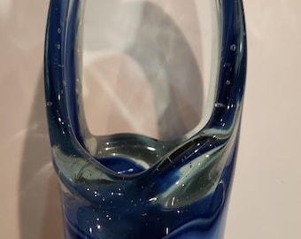 Handgeblazen glazen mand uit het midden van de eeuw in de stijl van muranoglas. Het stuk heeft blauw en wit glas in een wervelend ontwerp.