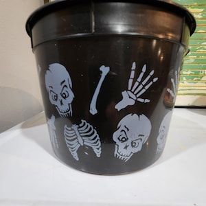 Svart Halloween-godishink med skelett från Berry Products