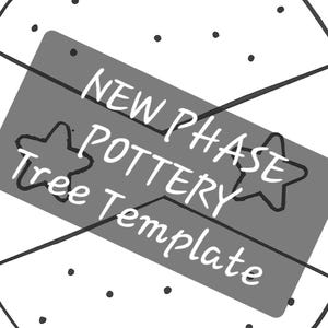 Puede incluir: Gráfico en escala de grises con el texto "NEW PHASE POTTERY Tree Template" en un rectángulo gris, con formas de estrella y un fondo punteado. El diseño está enmarcado en un círculo.
