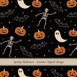 Puede incluir: Diseño digital sin costuras con temática de Halloween. El patrón presenta calabazas naranjas, fantasmas blancos, murciélagos, esqueletos y estrellas sobre un fondo negro. El texto "Spooky Halloween - Seamless Digital Design" está en la parte inferior.