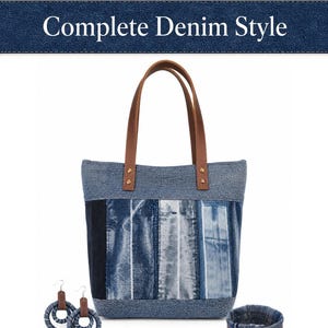 Könnte beinhalten: Eine Tragetasche, ein Paar Creolen und ein Armband, alle aus blauem Jeansstoff gefertigt. Die Tasche hat braune Ledergriffe und ein Patchwork-Design. Der Text "Complete Denim Style" erscheint in Weiß am oberen Rand des Bildes.