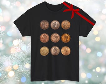 Op de afbeelding: Zwart T-shirt met negen vintage muntontwerpen. De munten zijn in brons- en goudtinten, elk met een gedetailleerd portret. Een rood lint is op de schouder gebonden. Het shirt heeft een klassieke ronde hals.