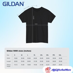 Puede incluir: Una camiseta negra Gildan 5000 con un diagrama que muestra la longitud de la manga, la longitud del cuerpo y el ancho. Debajo de la camiseta hay una tabla titulada Gildan 5000 sizes (inches) con las medidas para las tallas S a 5XL.