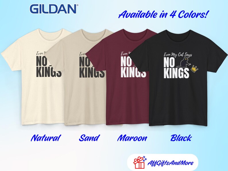 Puede incluir: Cuatro camisetas de manga corta Gildan en colores natural, arena, granate y negro. Cada camiseta presenta el texto "Even My Cat Says NO KINGS" en fuente blanca o negra, acompa&ntilde;ado de un peque&ntilde;o gr&aacute;fico de un gato negro y una corona dorada.