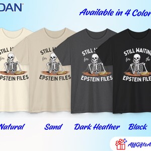 Pode incluir: Quatro camisetas Gildan em natural, areia, cinza escuro e preto. Cada camiseta apresenta um gr&aacute;fico de esqueleto com o texto "STILL WAITING for the EPSTEIN FILES". A frase "Available in 4 Colors!" est&aacute; escrita acima.