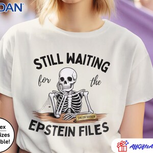 Pode incluir: Camiseta branca com o texto "STILL WAITING for the EPSTEIN FILES" e um gr&aacute;fico de esqueleto. O esqueleto est&aacute; apoiando o queixo na m&atilde;o. A camisa tamb&eacute;m tem o texto "TRUTH SEEKER".
