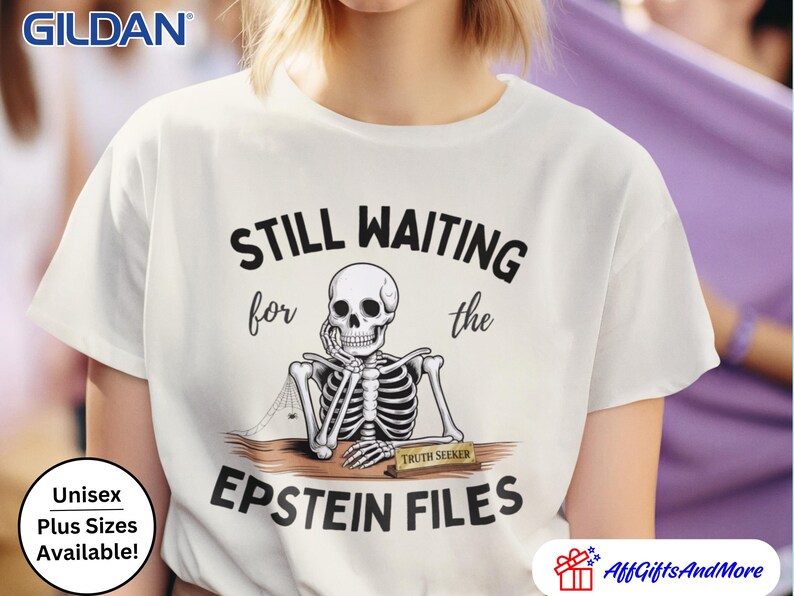 Pode incluir: Camiseta branca com o texto "STILL WAITING for the EPSTEIN FILES" e um gr&aacute;fico de esqueleto. O esqueleto est&aacute; apoiando o queixo na m&atilde;o. A camisa tamb&eacute;m tem o texto "TRUTH SEEKER".