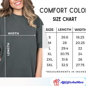 K&ouml;nnte beinhalten: Ein dunkelgraues T-Shirt mit einer Gr&ouml;&szlig;entabelle. Die Tabelle zeigt die Ma&szlig;e in Zoll f&uuml;r die Gr&ouml;&szlig;en S bis 3XL. Der Text "COMFORT COLORS" und "SIZE CHART" steht oben. Der Markenname "AffGiftsAndMore" steht unten.
