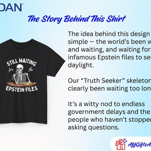 Pode incluir: Camiseta preta com um gr&aacute;fico de esqueleto e o texto "STILL WAITING for the EPSTEIN FILES". A camisa tamb&eacute;m apresenta o logotipo da Gildan. O design &eacute; um coment&aacute;rio espirituoso sobre os atrasos do governo.