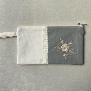 Estojo cinza com estampa floral multifuncional feito à mão e detalhes em renda