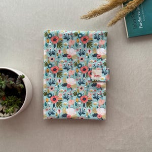 Handgemaakte groene boekenkast met bloempatronen en meerdere vakken