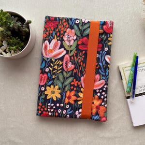 Handmade Laptop Sleeve – Water-Resistant, Flower Pattern with Elastic Closure