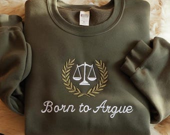 Geborduurd sweatshirt van Born to Argue – advocaat en rechten student cadeau, Justice Scales ronde hals