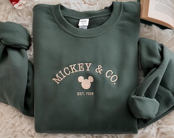 Sudadera bordada de Mickey & Co., camiseta de Mickey and Co. fundada en 1928, camiseta unisex, camiseta de Mickey y sus amigos, camisetas de Disney, camiseta de viaje a Disney
