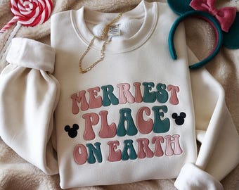 Sudadera bordada del lugar más feliz de la Tierra, sudadera navideña, camisa con orejas de ratón a juego del lugar más feliz, camisa colorida para viaje familiar de Navidad