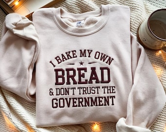 Geborduurd I Bake My Own Bread & Don't Trust the Government Wasbeer Sweatshirt | Grappig anti-overheidsontwerp, zuurdesemshirt Silly Shirt