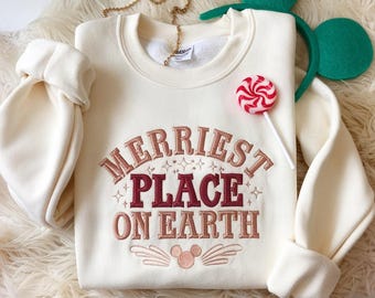 Sudadera bordada del lugar más feliz de la Tierra, sudadera navideña, camisa con orejas de ratón a juego del lugar más feliz, camisa colorida para viaje familiar de Navidad
