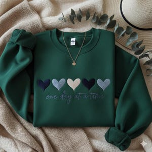 Broderad tröja med motivet "en dag i taget", söt hjärtformad tröja, tröja för medvetenhet om mental hälsa, inspirerande tröja, motiverande citat bild 4