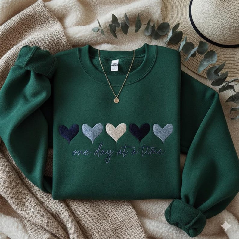 Broderad tröja med motivet "en dag i taget", söt hjärtformad tröja, tröja för medvetenhet om mental hälsa, inspirerande tröja, motiverande citat bild 4