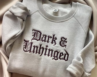 Haftowana bluza z okrągłym dekoltem Dark & Unhinged Gothic, przytulna bluza z kapturem dla miłośników książek, koszula Booktok, estetyka Dark Academia