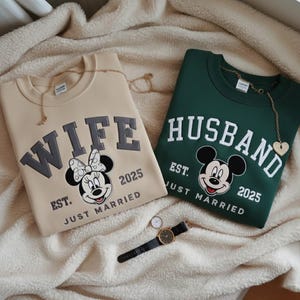 Sudadera Disney bordada personalizada "Just Married", camisa a juego para esposa y esposo, regalos para recién casados, regalos de luna de miel Disney, camisetas para recién casados imagen 5