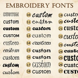 Puede incluir: Una tabla titulada EMBROIDERY FONTS que muestra veintisiete ejemplos numerados de la palabra custom en varias tipograf&iacute;as. La lista incluye diversos estilos que van desde letras de bloque y cursivas hasta tipograf&iacute;as decorativas y negritas.