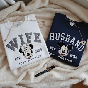 Sudadera Disney bordada personalizada "Just Married", camisa a juego para esposa y esposo, regalos para recién casados, regalos de luna de miel Disney, camisetas para recién casados imagen 7