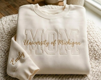 Bluza z haftem dla mamy studentki z imieniem dziecka na rękawie, prezent dla mamy z Michigan, spersonalizowany okrągły dekolt dla mamy studentki, na Dzień Matki