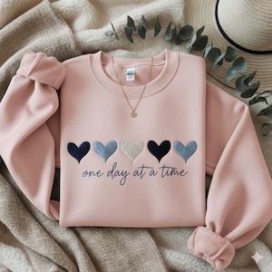 Broderad tröja med motivet "en dag i taget", söt hjärtformad tröja, tröja för medvetenhet om mental hälsa, inspirerande tröja, motiverande citat bild 5