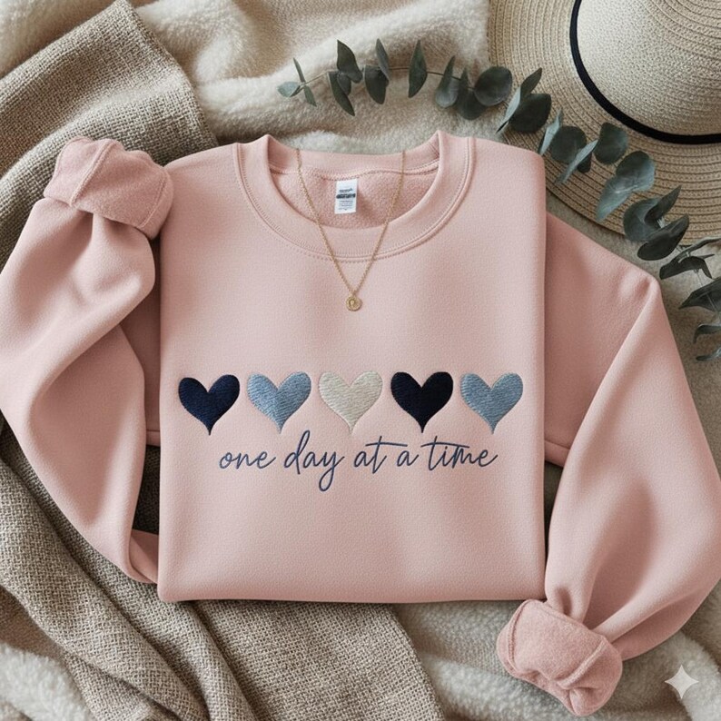 Broderad tröja med motivet "en dag i taget", söt hjärtformad tröja, tröja för medvetenhet om mental hälsa, inspirerande tröja, motiverande citat bild 5