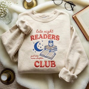 Besticktes Buch Sweatshirt, Late Night Readers Club TShirt, Bücherwurm Shirt, Lese Grafik T-Shirt, Buch-Liebhaber-Geschenk, Buchclub