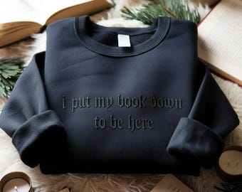 I Put My Book Down To Be Here Sweatshirt – Embroidered Gothic Quote Pullover, Book Lover Gift, Reading Aesthetic Shirt for Readers