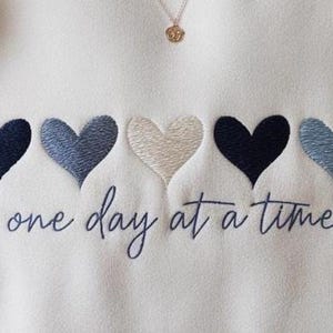 Broderad tröja med motivet "en dag i taget", söt hjärtformad tröja, tröja för medvetenhet om mental hälsa, inspirerande tröja, motiverande citat bild 2