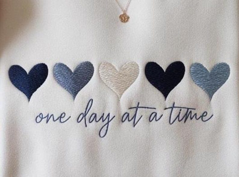 Broderad tröja med motivet "en dag i taget", söt hjärtformad tröja, tröja för medvetenhet om mental hälsa, inspirerande tröja, motiverande citat bild 2