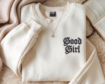 Sweat-shirt brodé T-shirt bonne fille, chemise livresque romane sombre, amoureux des livres aux couleurs confortables, chemise club romantique, cadeau lecteur, t-shirt rat de bibliothèque
