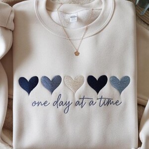 Broderad tröja med motivet "en dag i taget", söt hjärtformad tröja, tröja för medvetenhet om mental hälsa, inspirerande tröja, motiverande citat bild 3