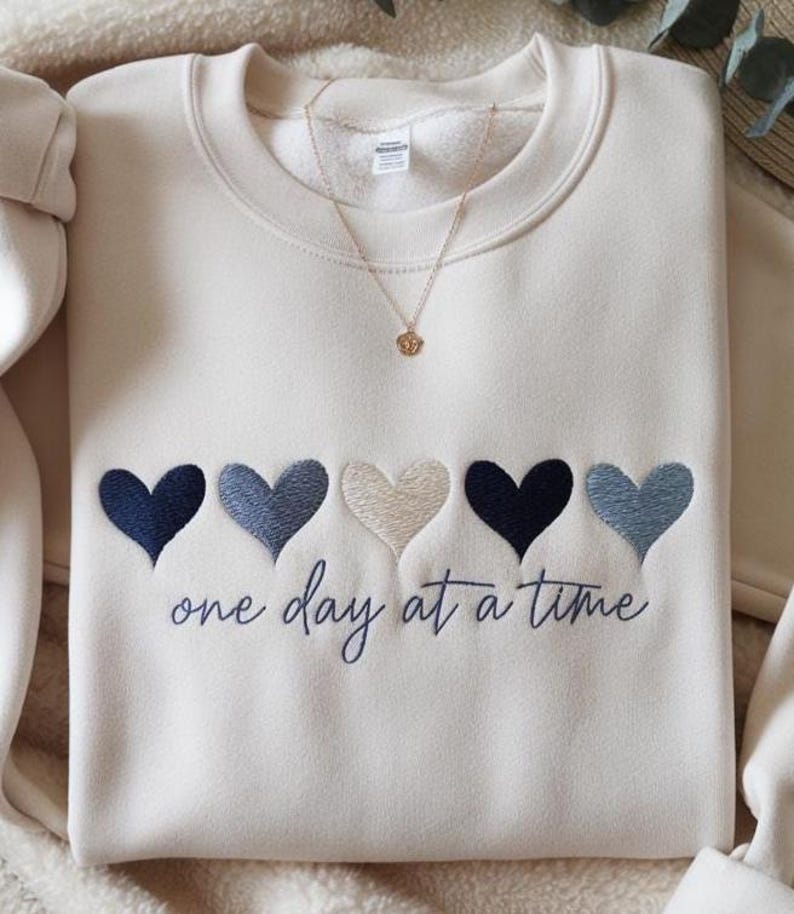 Broderad tröja med motivet "en dag i taget", söt hjärtformad tröja, tröja för medvetenhet om mental hälsa, inspirerande tröja, motiverande citat bild 3