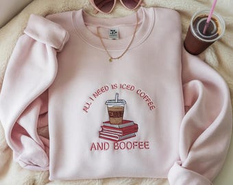 刺繍入り「All I Need is Book」スウェットシャツ、「Books and Iced Coffee」Tシャツ、本好きシャツ、本好きへのギフト、「Bookworm」Tシャツ、ビーチでキュートなTシャツ