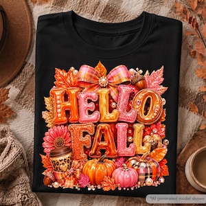 Könnte beinhalten: Ein schwarzes T-Shirt mit einer bunten Grafik und dem Schriftzug HELLO FALL in Bubble-Buchstaben. Das Design zeigt orangefarbene und rosafarbene Kürbisse, Herbstblätter, einen Kaffeebecher mit Leopardenmuster und eine karierte Schleife.