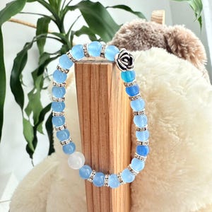 Elastisches Armband mit blauen Chalcedonperlen, handgefertigtes Natursteinarmband, Geschenk für Sie