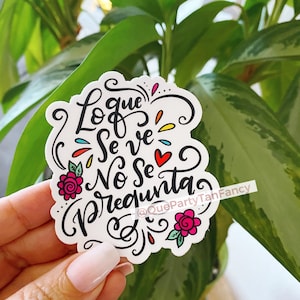Queer Latina Sticker Juan Gabriel Quote Lo Que Se Ve No Se Pregunta Mexican Quote Water Bottle Sticker Spanish LGBTQA+ Latina Laptop Sticker