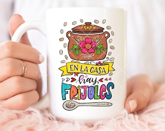 Funny Gift for Latina Mom En La Casa Hay Frijoles Coffee Mug Mexican Quote Gift Idea for Latina Coworker Gift for Daughter Going to College